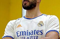 Karim_Benzema_wearing_Real_Madrid_home_kit_2021-2022