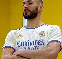 Karim_Benzema_wearing_Real_Madrid_home_kit_2021-2022